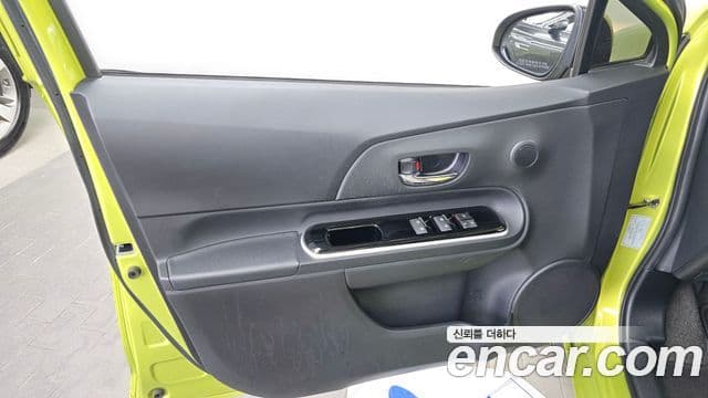 Toyota Prius C 2018 — Şəkil 16/30