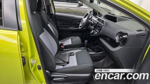 Toyota Prius C 2018 — Şəkil 17/30