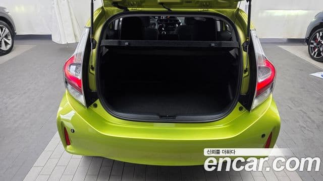 Toyota Prius C 2018 — Şəkil 7/30