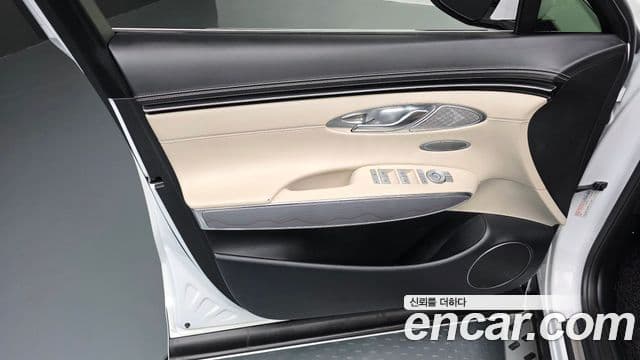 Genesis GV70 2023 — Şəkil 28/36