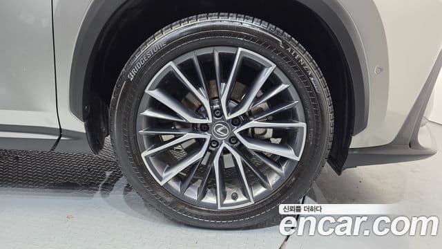 Lexus NX350h 2023 — ფოტო 10/32