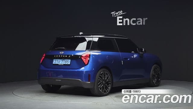 Mini Cooper Electric 2024 — ფოტო 13/20