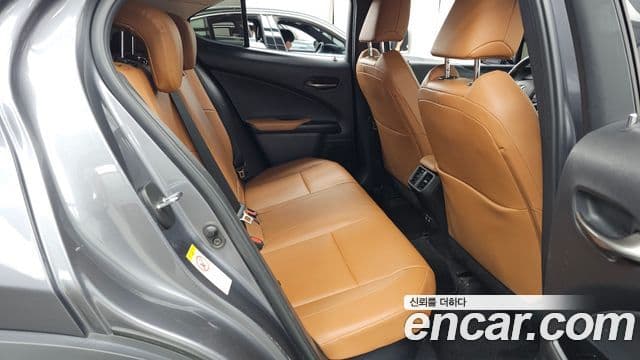 Lexus UX250h 2019 — Фото 11/20
