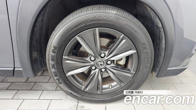 Lexus UX250h 2019 — Photo 21/30