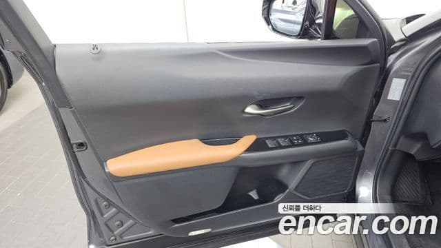 Lexus UX250h 2019 — Photo 3/30