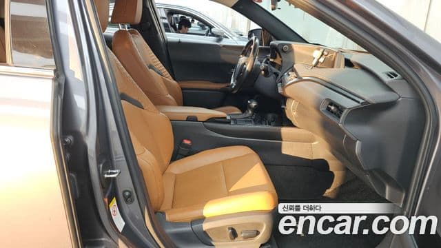 Lexus UX250h 2019 — Photo 23/30