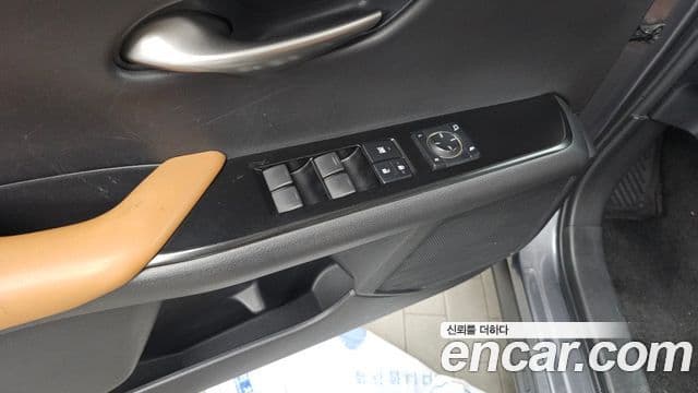 Lexus UX250h 2019 — Photo 9/30