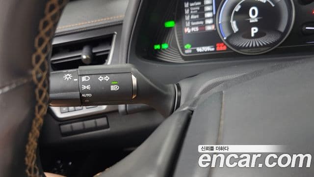 Lexus UX250h 2019 — Photo 8/30