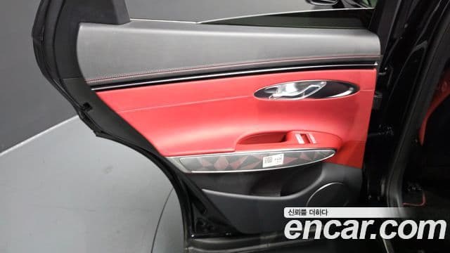 Genesis GV70 2022 — Şəkil 24/33