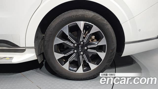 Kia Carnival 2023 — Şəkil 29/35