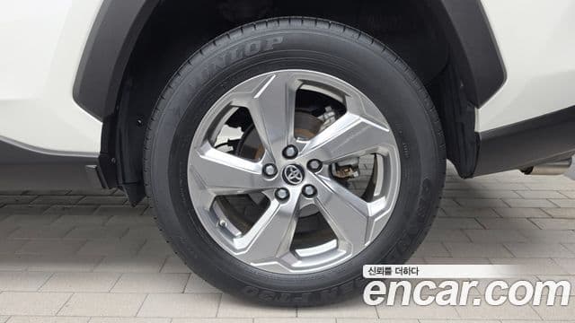Toyota RAV4 2021 — ფოტო 5/33