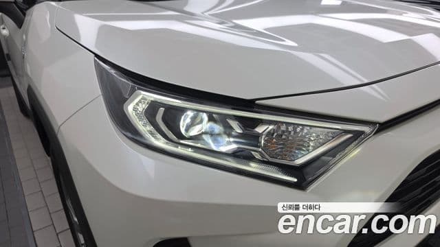 Toyota RAV4 2021 — ფოტო 31/33