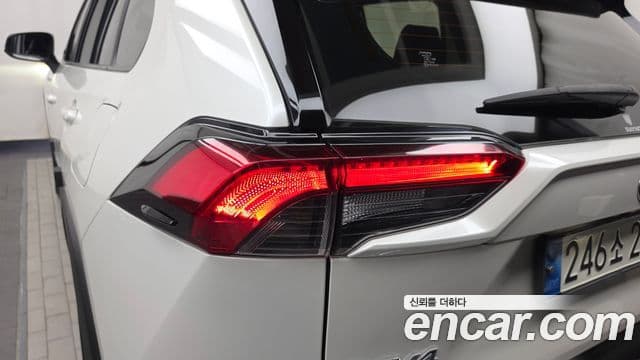 Toyota RAV4 2021 — ფოტო 8/33