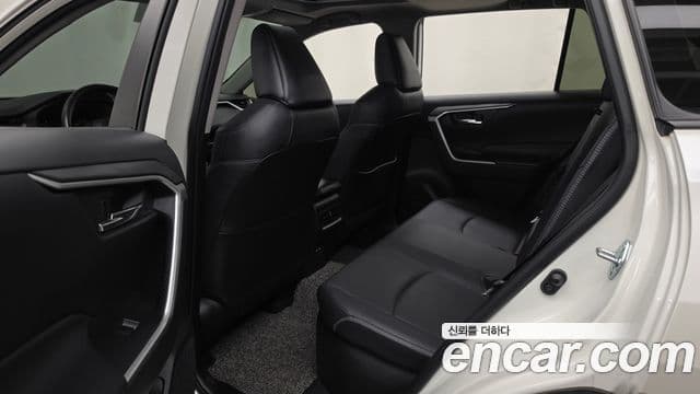 Toyota RAV4 2021 — ფოტო 20/33