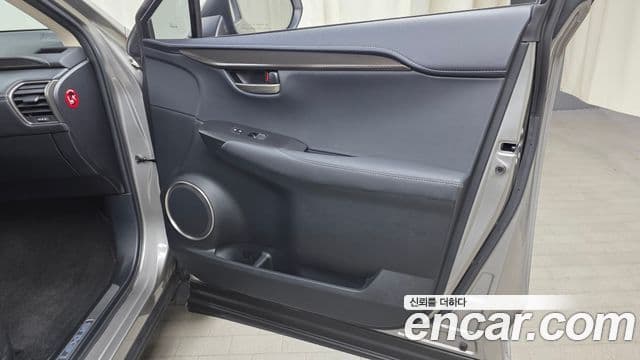 Lexus NX300h 2021 — ფოტო 24/32