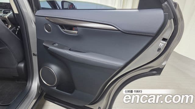 Lexus NX300h 2021 — ფოტო 23/32
