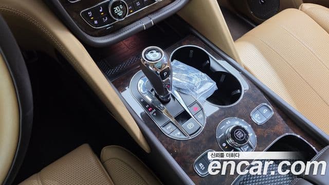 Bentley Bentayga 2022 — Şəkil 19/20