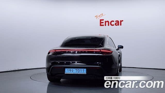 Porsche Taycan 2022 — ფოტო 21/36