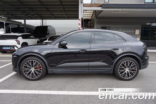 Porsche Macan EV 2025 — Photo 10/20