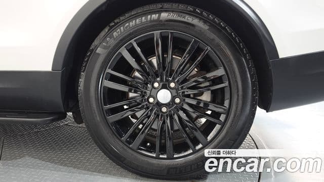 Land Rover Discovery 5 2020 — ფოტო 8/37