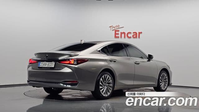 Lexus ES300h 2023 — Фото 2/20