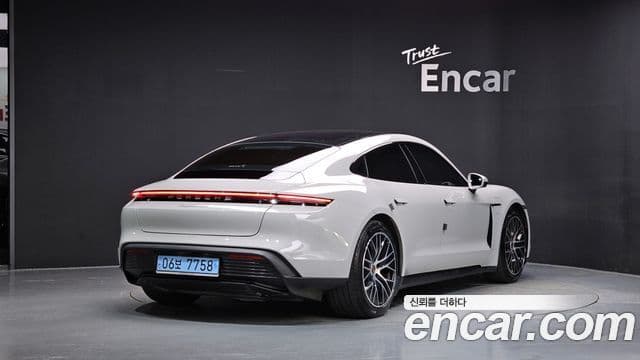Porsche Taycan 2023 — ფოტო 6/32