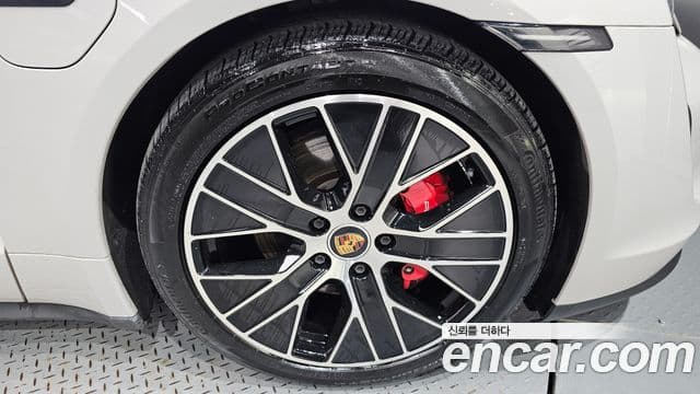 Porsche Taycan 2023 — ფოტო 29/32