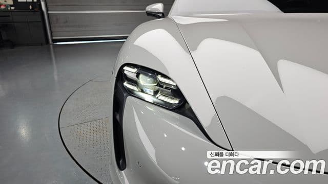 Porsche Taycan 2023 — ფოტო 4/32