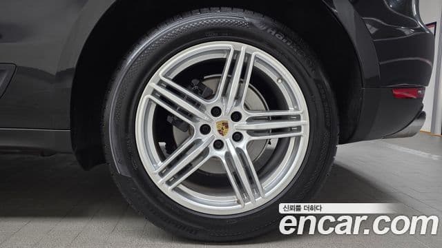 Porsche Macan 2019 — ფოტო 6/32