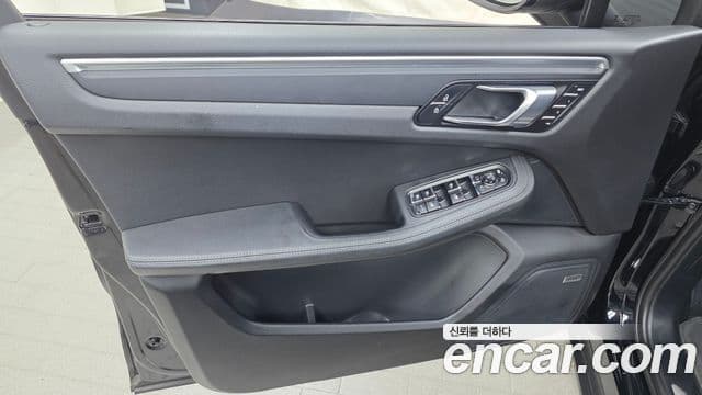 Porsche Macan 2019 — ფოტო 32/32