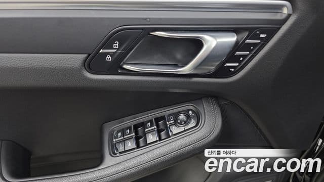 Porsche Macan 2019 — ფოტო 28/32