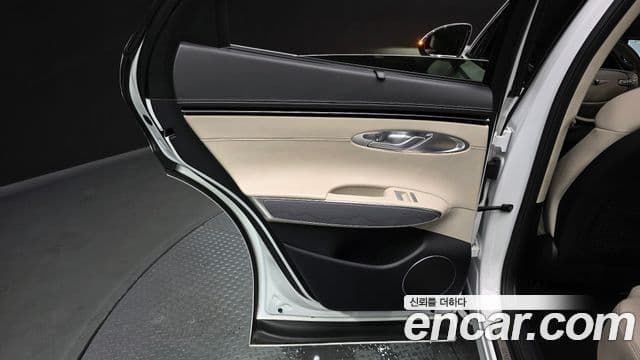 Genesis GV70 2023 — Şəkil 25/33