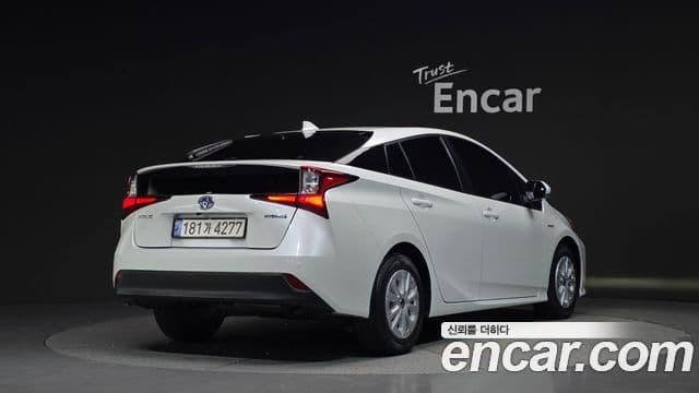 Toyota Prius 2022 — ფოტო 25/33