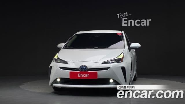 Toyota Prius 2022 — ფოტო 32/33