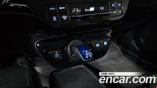 Toyota Prius 2022 — ფოტო 17/33