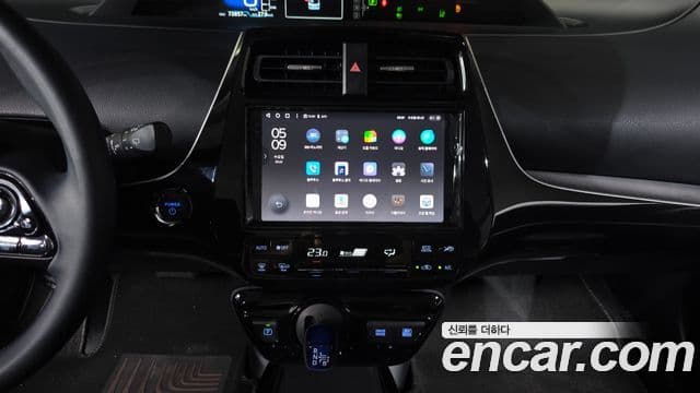 Toyota Prius 2022 — ფოტო 19/33
