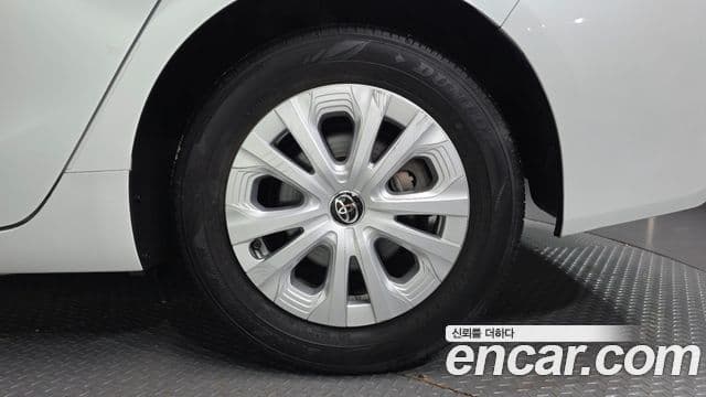 Toyota Prius 2022 — ფოტო 9/33