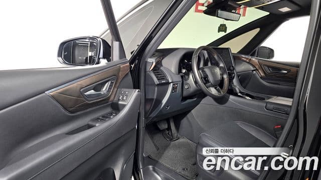 Toyota Alphard 2025 — ფოტო 31/34