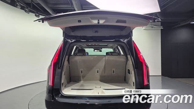 Cadillac Escalade 2021 — Фото 19/20