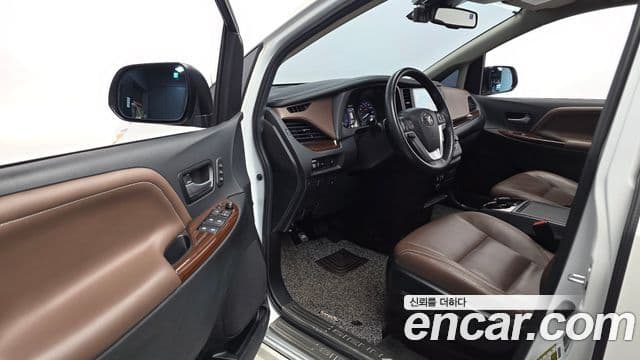 Toyota Sienna 2018 — Фото 10/20