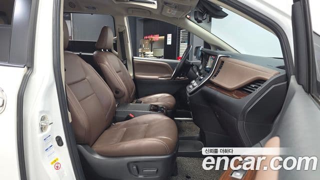 Toyota Sienna 2018 — Фото 11/20