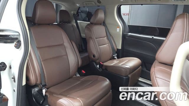 Toyota Sienna 2018 — Фото 12/20