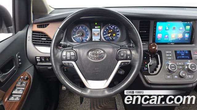 Toyota Sienna 2018 — Фото 14/20