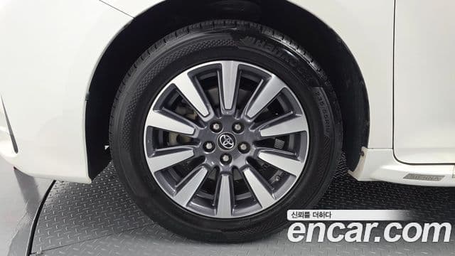 Toyota Sienna 2018 — Şəkil 9/35