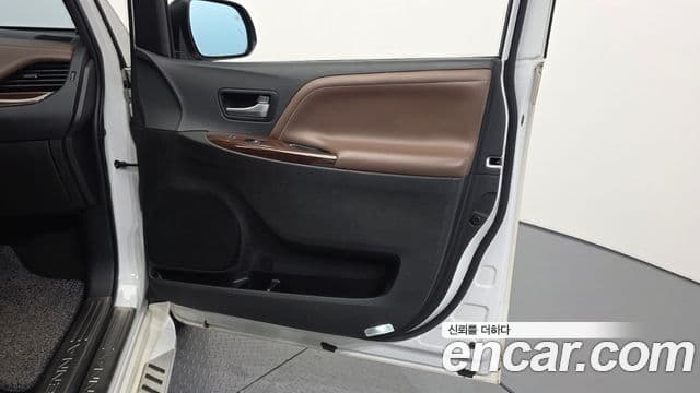 Toyota Sienna 2018 — Şəkil 33/35