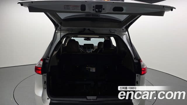 Toyota Sienna 2018 — Şəkil 8/35