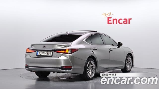 Lexus ES300h 2023 — Photo 8/32