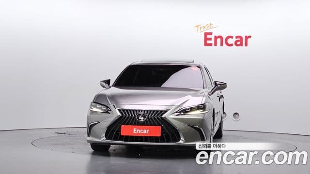 Lexus ES300h 2023 — Photo 1/32