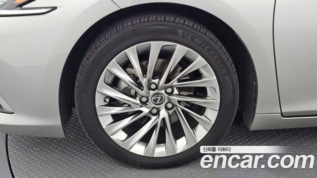 Lexus ES300h 2023 — Photo 13/32