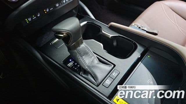 Lexus ES300h 2023 — Photo 20/32